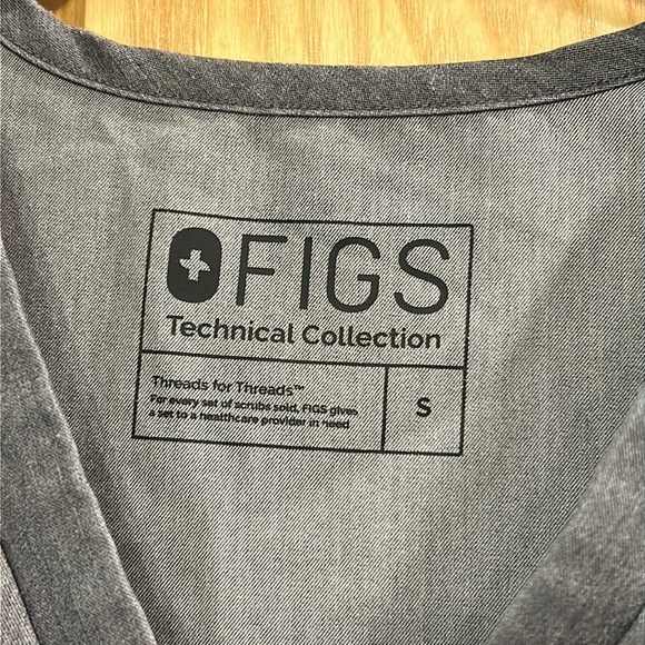 Figs Accra Limited Edition Graphite
Scrub Top 6 Pocket Feather Print - Picture 5 of 8